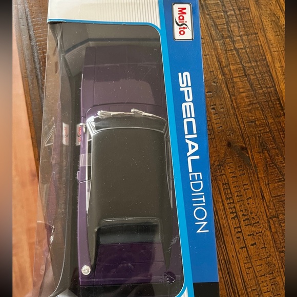 1969 Dodge Charger R/T by Maisto 1:18 Scale Diecast Model Car - Picture 7 of 9